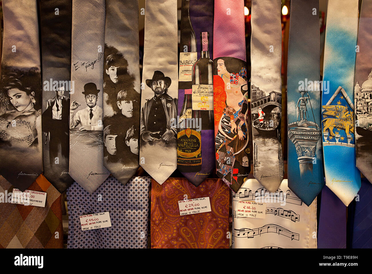 Bunte Krawatten auf Anzeige, Venedig Stockfoto