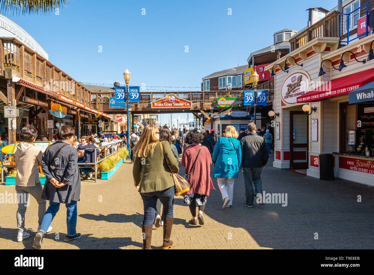 SAN FRANCISCO, USA - 30. März 2019: Touristen am Pier 39, Fisherman's Wharf. Pier 39 ist ein berühmtes Einkaufszentrum und beliebte Touristenattraktion in S Stockfoto
