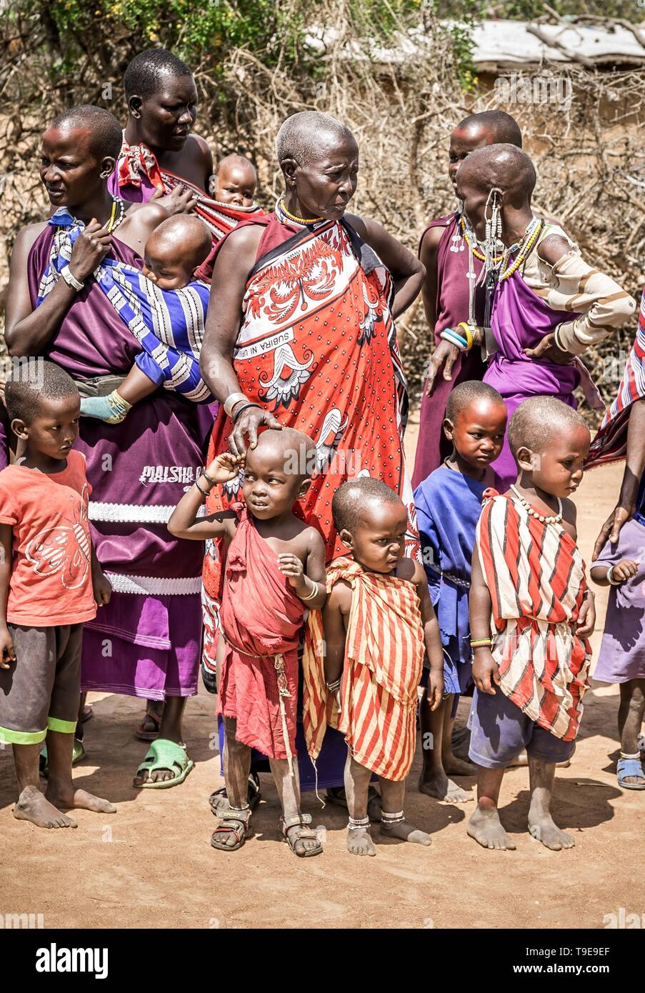 MASAI DORF, KENIA - Oktober 11, 2018: Unindentified afrikanische Menschen tragen traditionelle Kleidung in Masai Stamm, Kenia Stockfoto