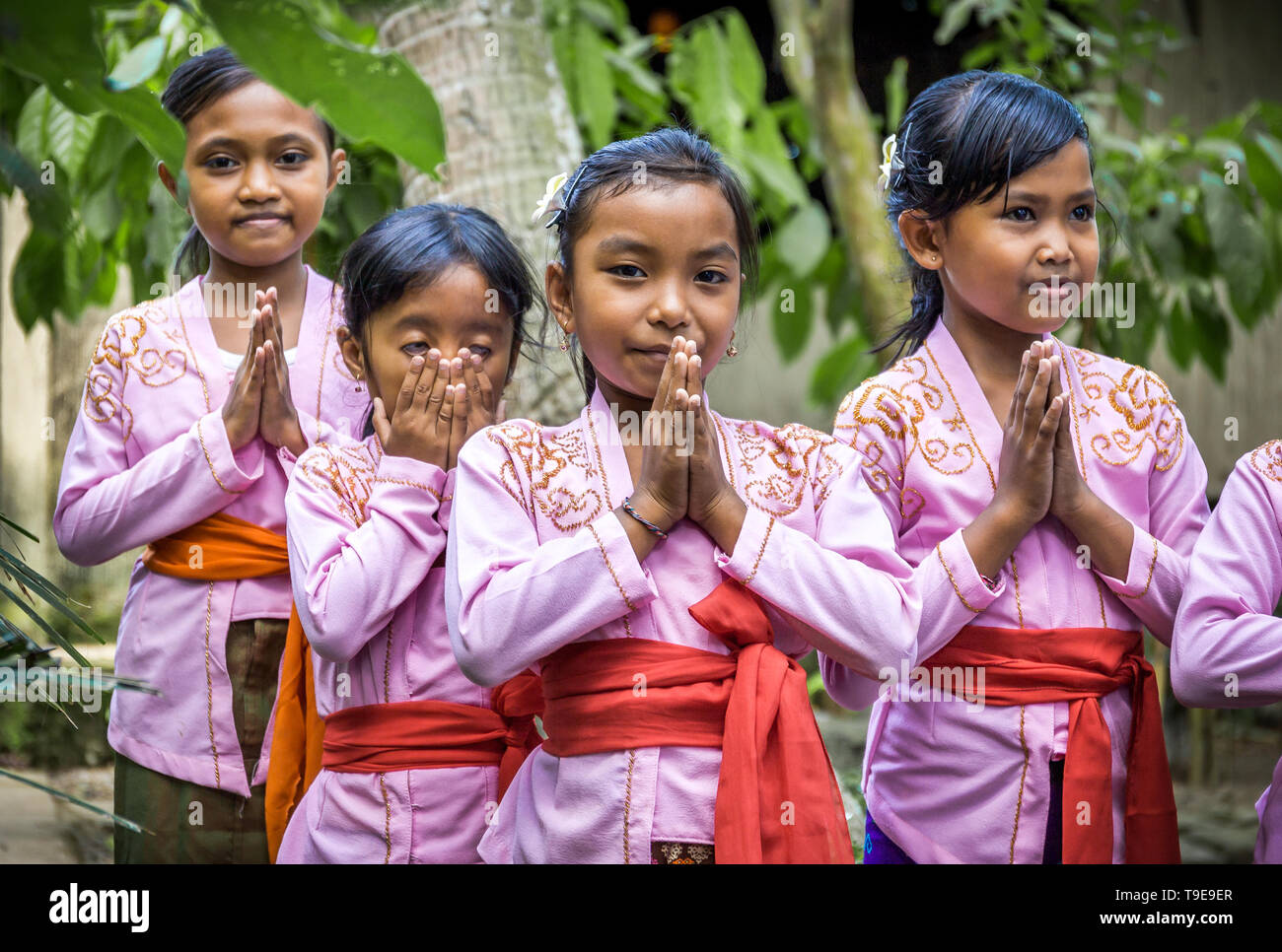 BALI, Indonesien - 25. APRIL 2018: die kleinen balinesischen Tänzer tragen schönen Outfits die Vorbereitung für eine Leistung auf die Insel Bali, Indonesien Stockfoto