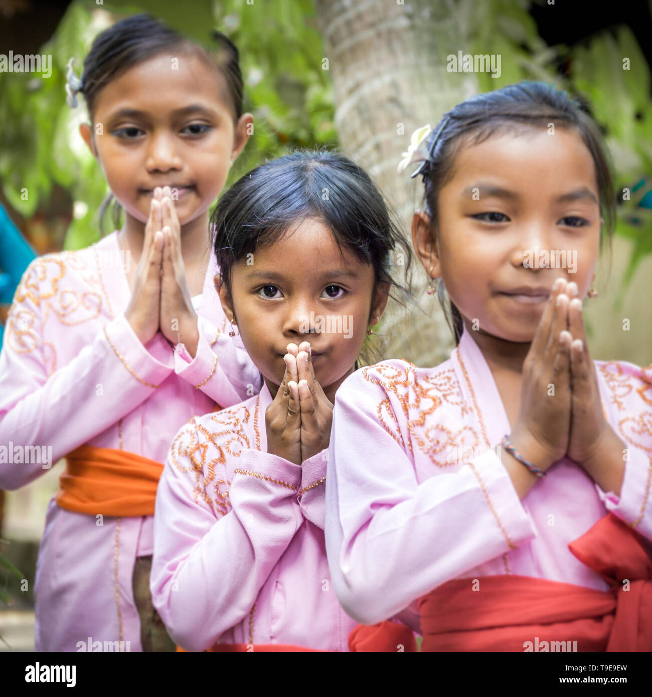 leute-die-indonesisches-traditionelles-outfit-tragen-fotos-und