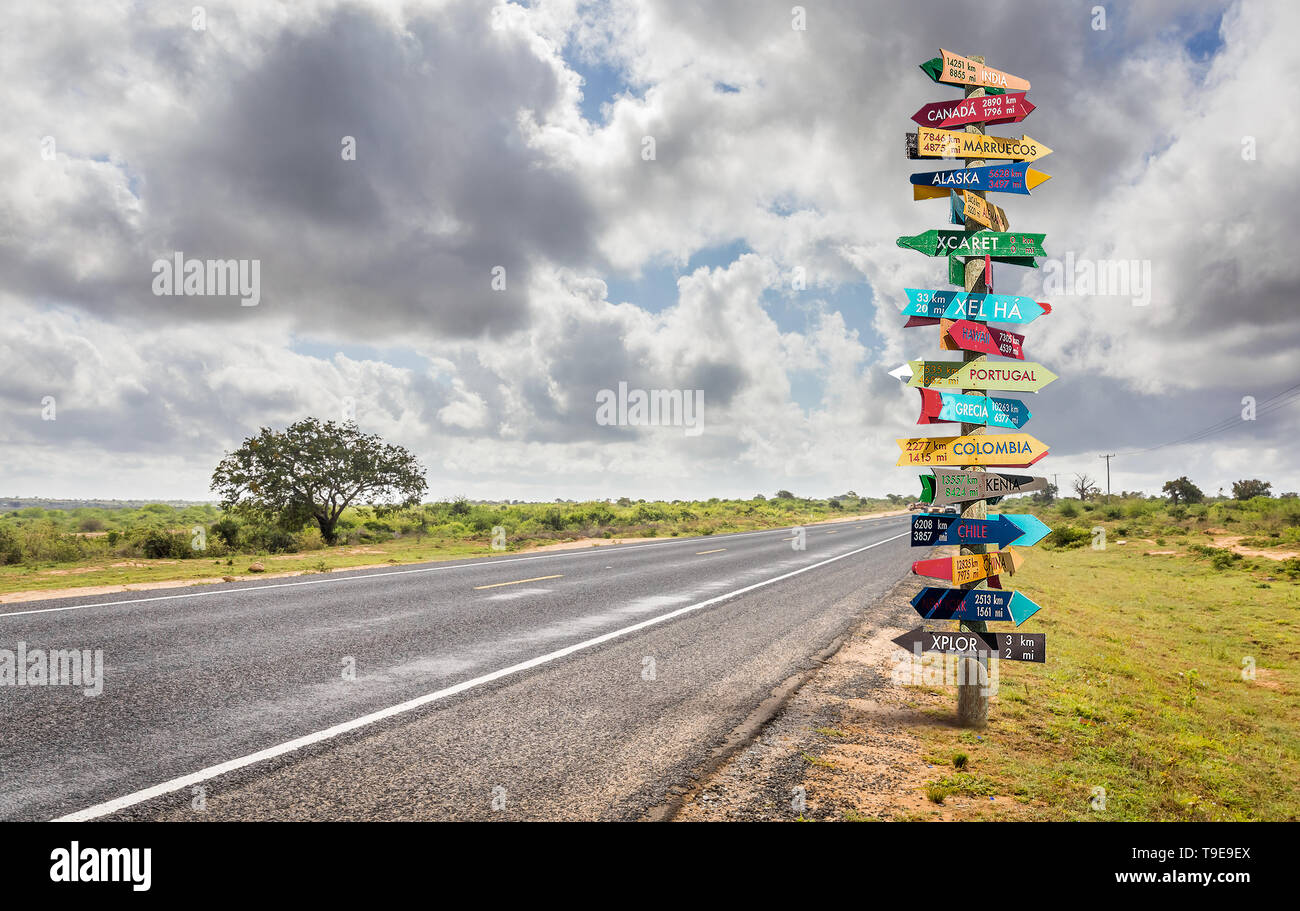 Lustig andere Welt Richtungen Wegweiser mit Abstand zu vielen verschiedenen Ländern Stockfoto