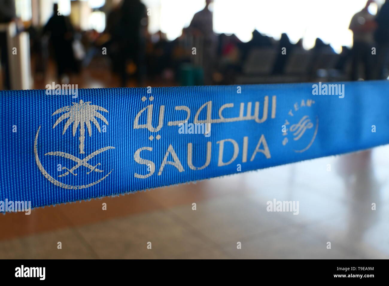 JEDDAH, Saudi-arabien - Dezember 22, 2018: Ein Blick auf das Logo von SAUDIA auf einem abgrenzungsständer innerhalb der Internationalen Flughafen Jeddah Stockfoto