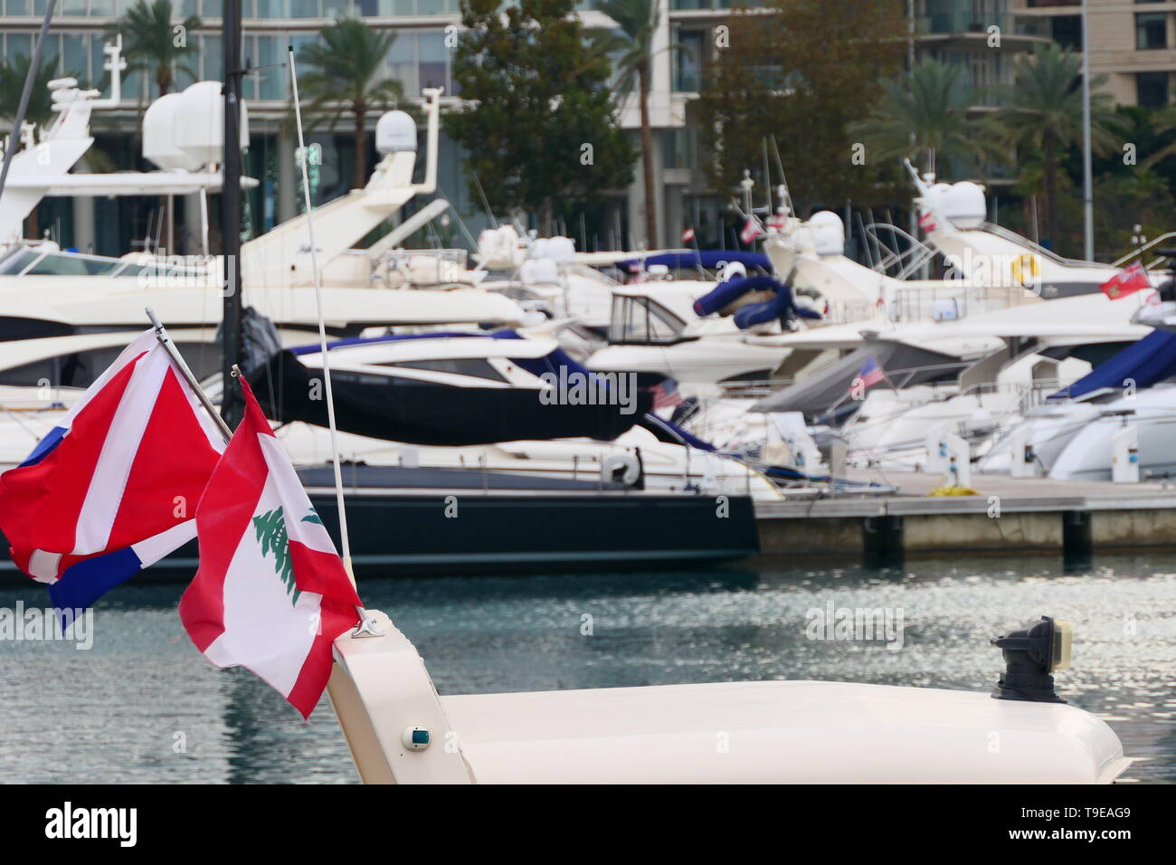 Verschiedene Flaggen auf Yachten innerhalb der Zaitunay Bay Marina in Beirut, Libanon Stockfoto