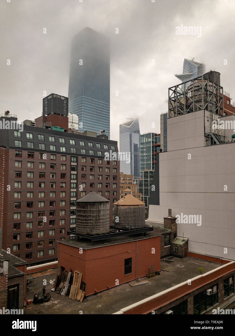 Blick über die Dächer von Midtown Manhattan in New York City an einem nebligen Tag. Stockfoto