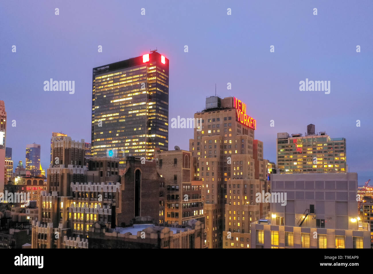 New York City - 9. Mai 2019: Blick auf Midtown Manhattan und The New Yorker Hotel in New York City während der Dämmerung. Stockfoto