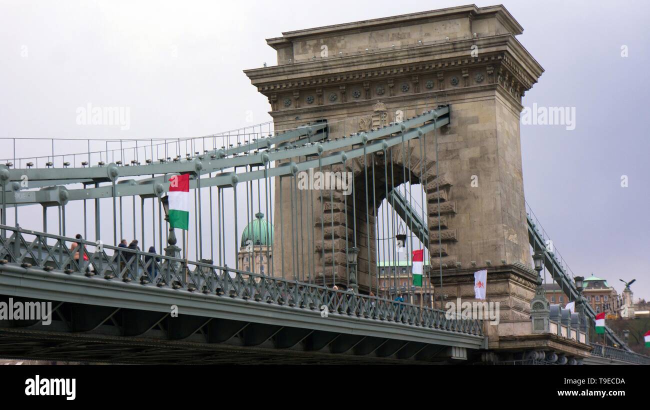 Die Kettenbrücke (Ungarisch Széchenyi Lánchíd Széchenyi,) ist eine Hängebrücke, überspannt den Fluss Donau zwischen Buda und Pest Stockfoto