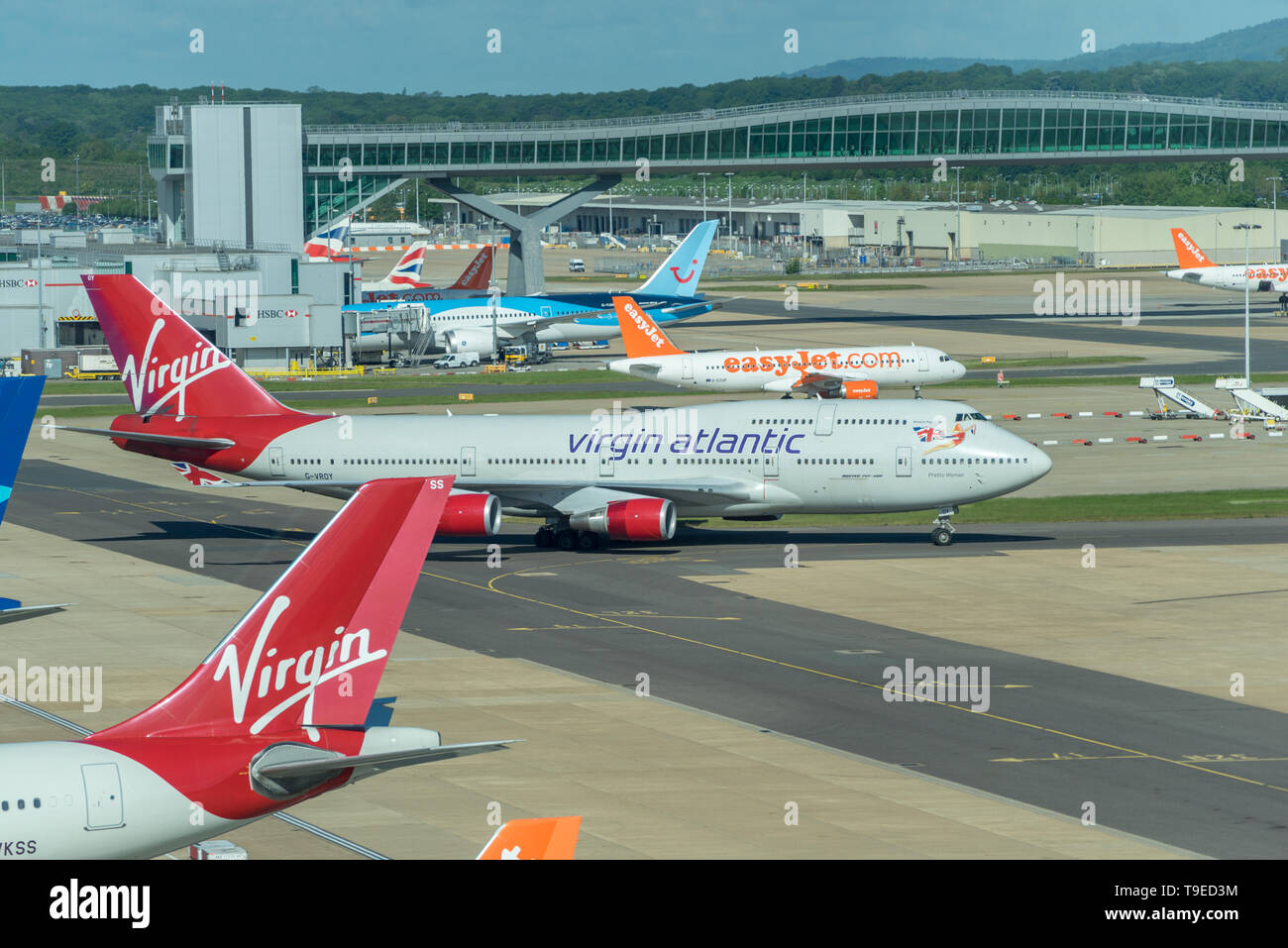 London, Gatwick Airport South Terminal, Multiplay Flugzeuge an Gates Stockfoto