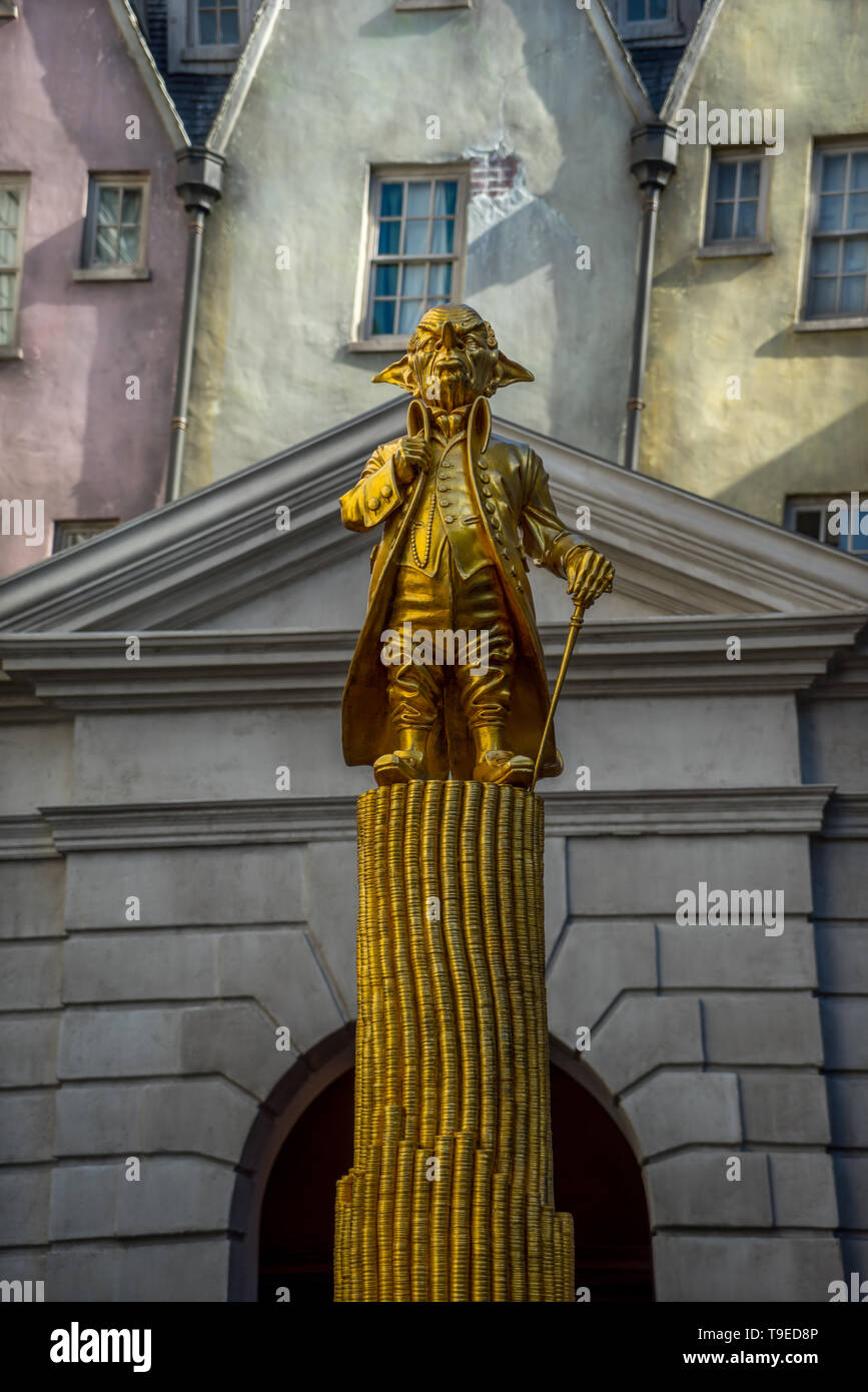 Orlando, Florida, USA - Juni 2015: Universal Studios Theme Park, Gold goblin Statue außerhalb des Harry Potter Gringotts Fahrt Stockfoto