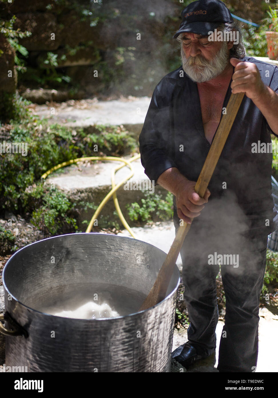 Traditionelle kretische Mann mit weißem Bart, Hochzeit Reis für eine Taverne in einem Dorf in Kreta Griechenland Stockfoto