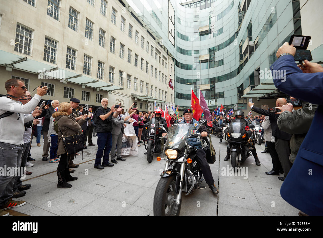 London, Großbritannien - 18 Mai, 2019: Motorräder seit Hunderten von Streitkräften Veteranen Protest außerhalb der BBC gegen Media bias. Stockfoto