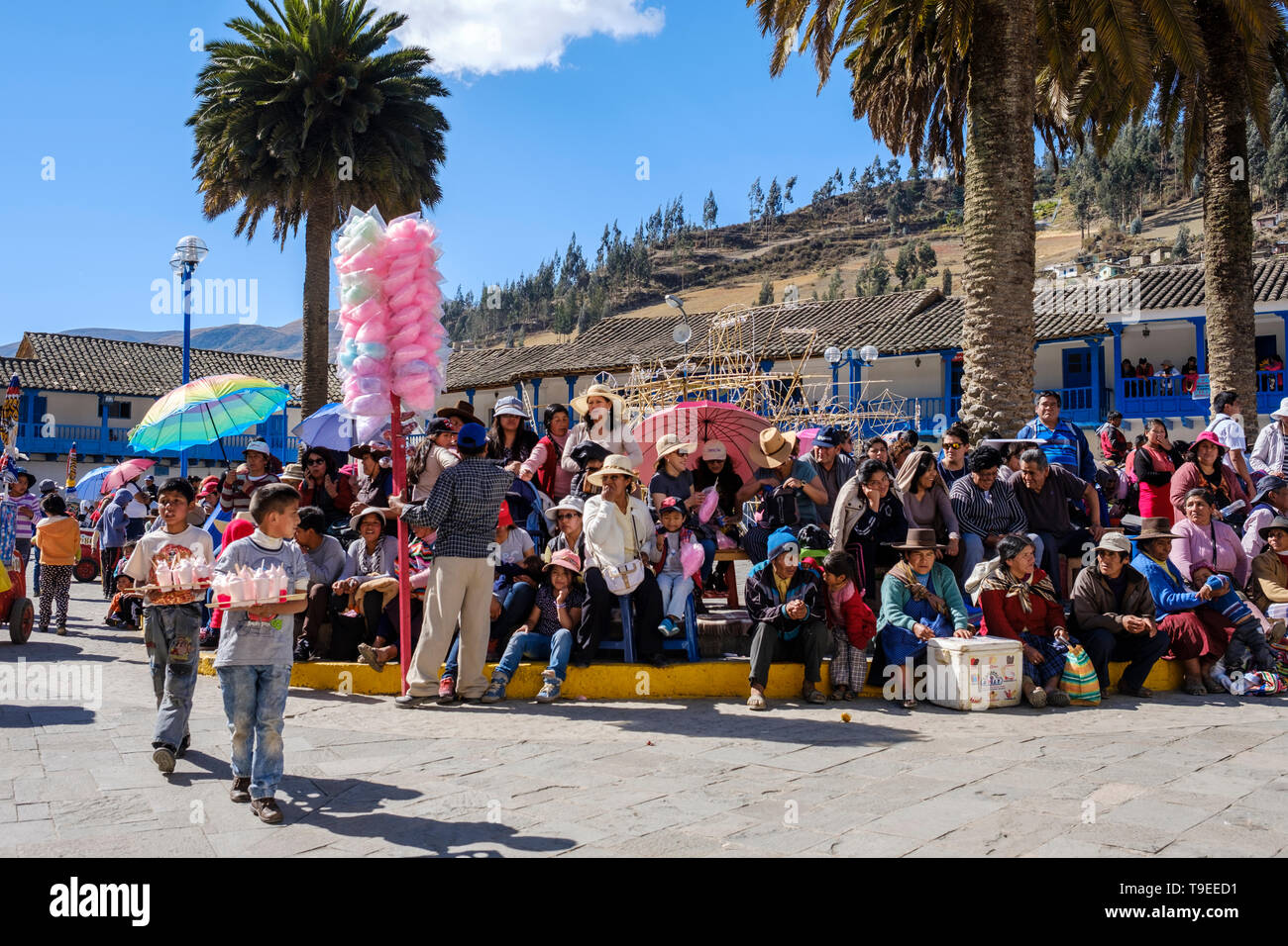 Menschen für die Parade am Festival de la Virgen del Carmen in Paucartambo, Cusco Region, Peru warten Stockfoto