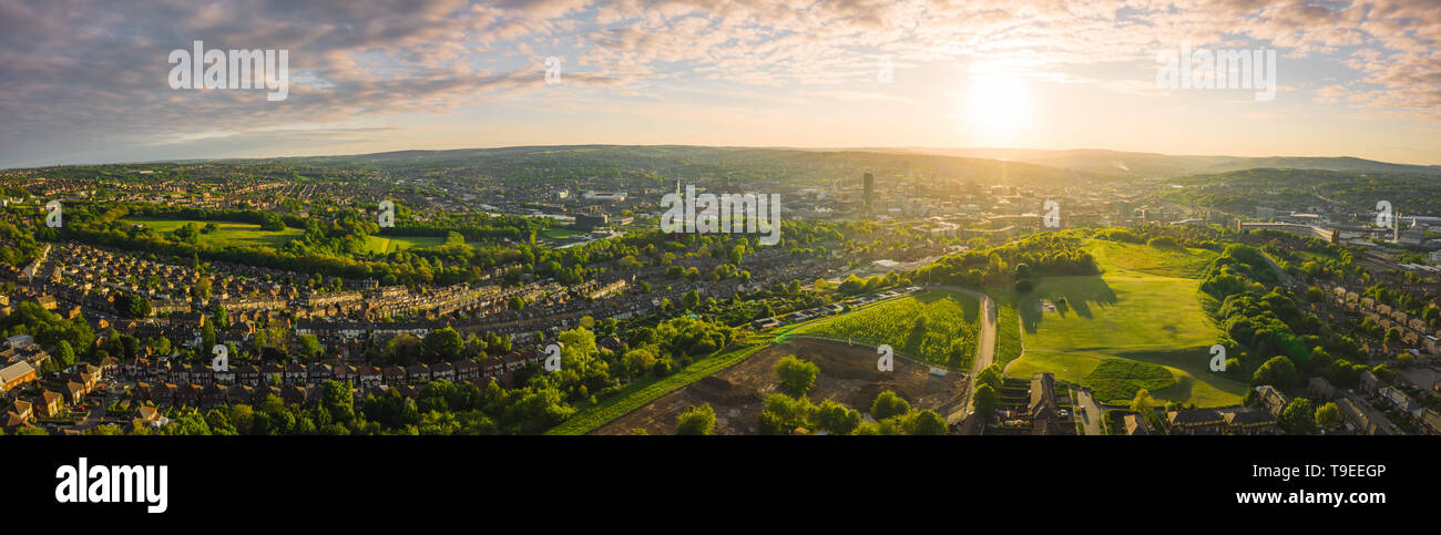 Antenne 12 Panorama von Sheffield und die umliegenden Vororte, South Yorkshire, UK bei Sonnenuntergang genommen mit einer Mavic 2 Pro - Mai, Frühling 2019 Stockfoto