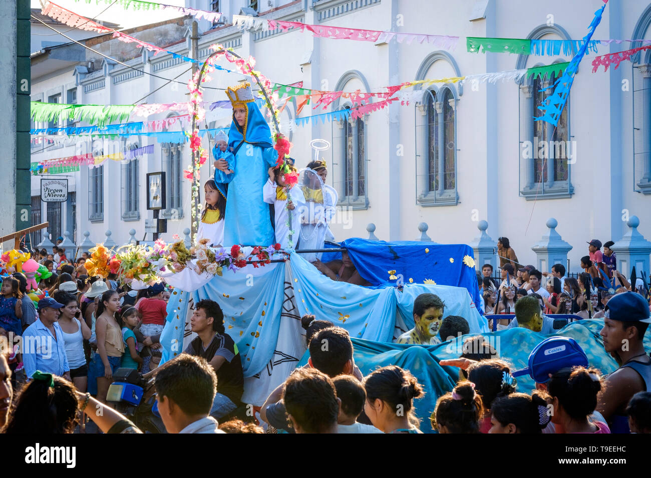 Menschen März in einer Prozession der Virgen de las Nieves durch die Straßen der Stadt während Yurimaguas Tourismus Woche, Loreto Region, Peru Stockfoto