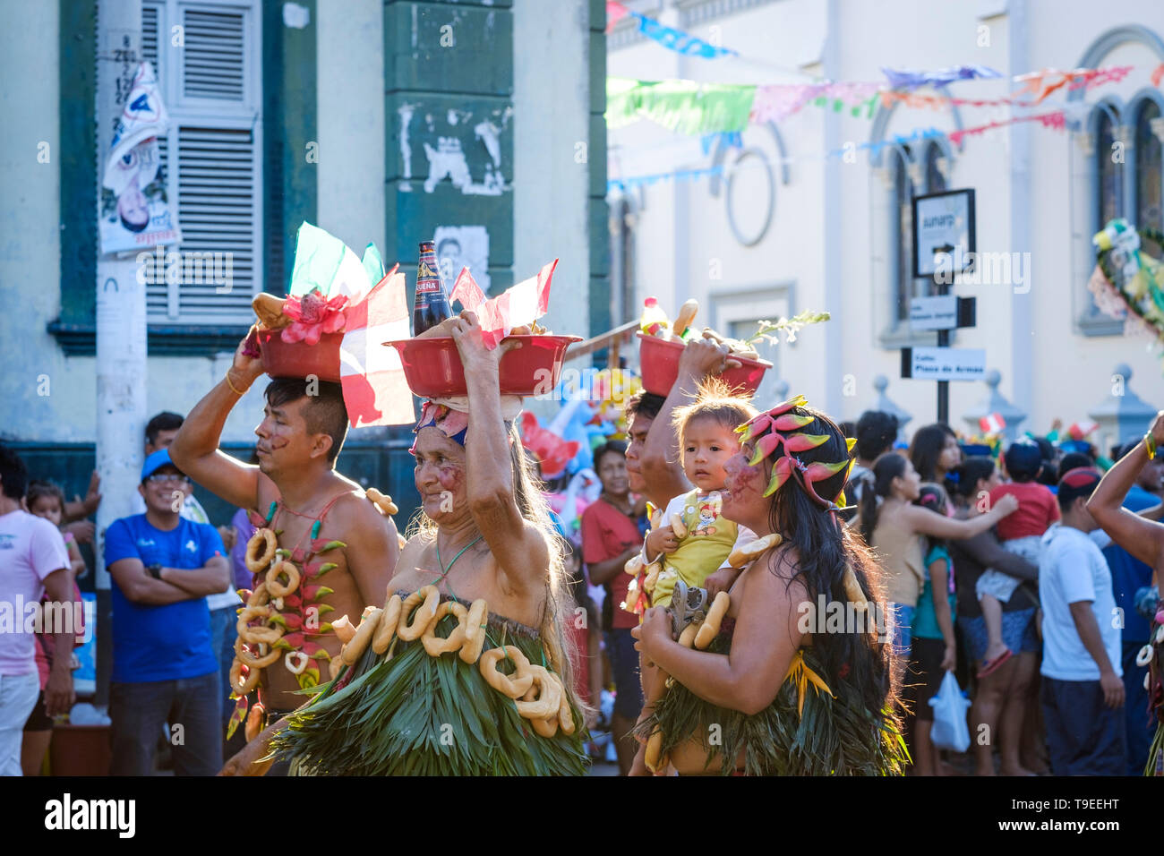 Leute, die sich für Tanz tarnen und ihre Traditionen auf der Parade von Fiesta de la Virgen de las Nieves, Yurimaguas, Provinz Alto Amazonas, Peru feiern Stockfoto