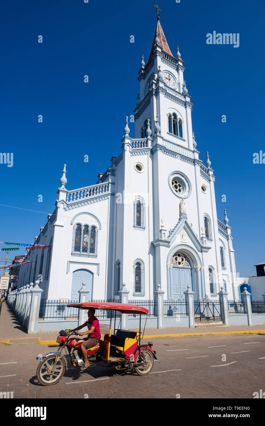 Elegante light blau lackiert Kathedrale oder Templo de la Virgen de las Nieves auf der Plaza de Armas oder Hauptplatz von Yurimaguas, Loreto Region, Peru Stockfoto