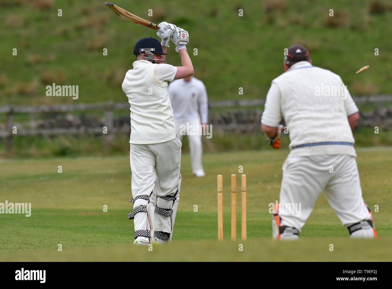 Ein batsman in The Derbyshire und Cheshire Cricket Liga Match zwischen Birch Vale und Thornsett und Hazel Grove gerollt. Stockfoto