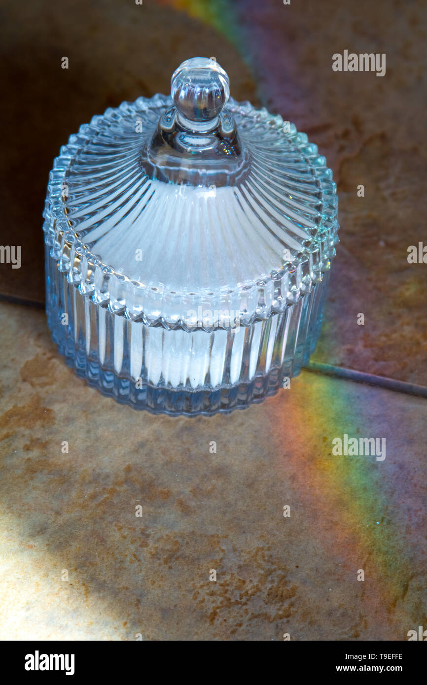 Vintage crystal Sugar Bowl mit Zucker bricht das Licht und lässt Sie einen Regenbogen. Stockfoto