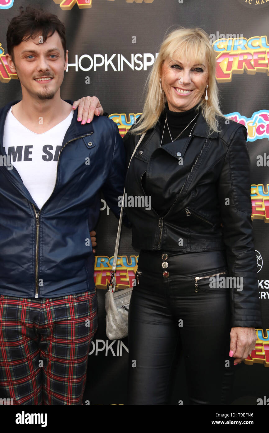 Der Zirkus extremen Drücken Sie die Taste Nacht gehalten an Liebe Park Richmond - bei Anreise mit: Tyger Drew-Honey, Linzi Drew Wo: London, Vereinigtes Königreich, wenn: 17 Apr 2019 Credit: Lia Toby/WENN.com Stockfoto