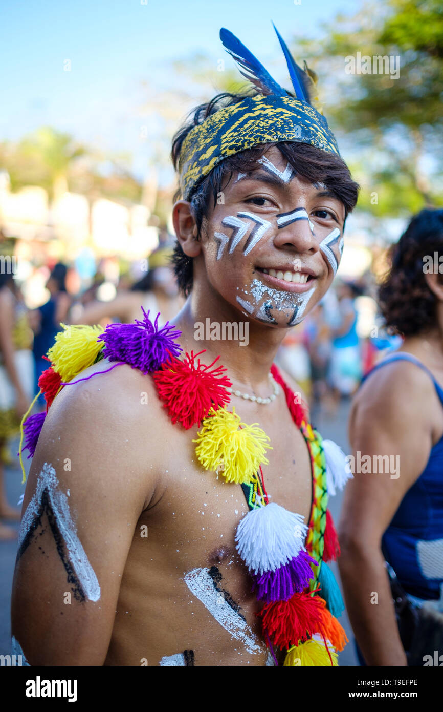 Leute, die sich für Tanz tarnen und ihre Traditionen auf der Parade von Fiesta de la Virgen de las Nieves, Yurimaguas, Provinz Alto Amazonas, Peru feiern Stockfoto