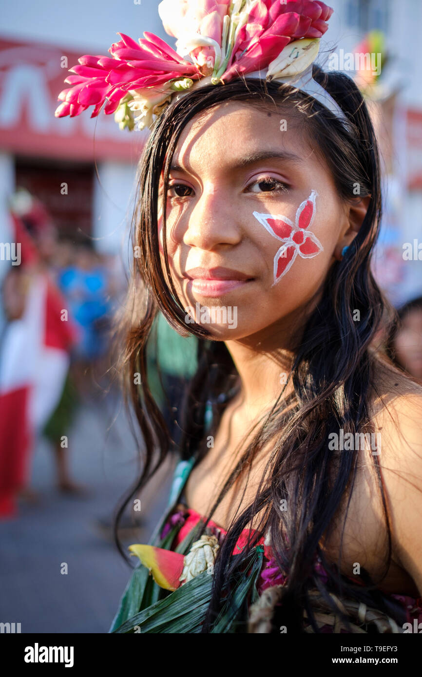 Leute, die sich für Tanz tarnen und ihre Traditionen auf der Parade von Fiesta de la Virgen de las Nieves, Yurimaguas, Provinz Alto Amazonas, Peru feiern Stockfoto