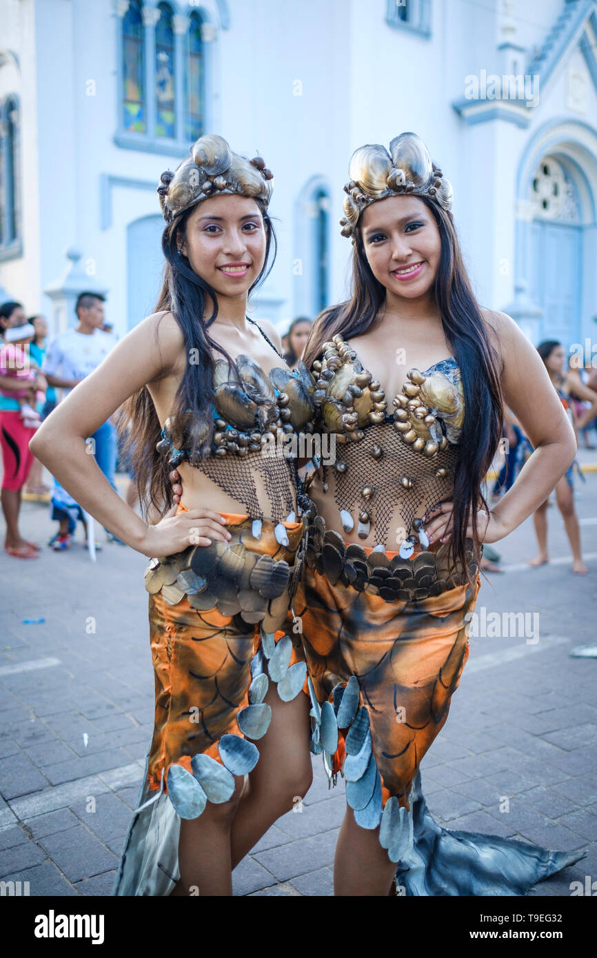 Leute, die sich für Tanz tarnen und ihre Traditionen auf der Parade von Fiesta de la Virgen de las Nieves, Yurimaguas, Provinz Alto Amazonas, Peru feiern Stockfoto