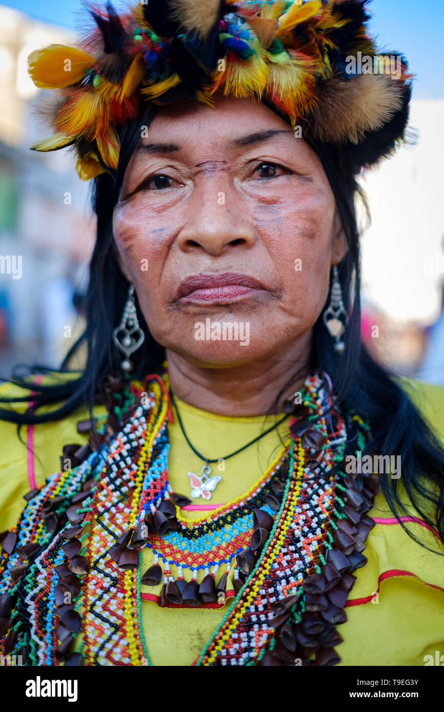 Leute, die sich für Tanz tarnen und ihre Traditionen auf der Parade von Fiesta de la Virgen de las Nieves, Yurimaguas, Provinz Alto Amazonas, Peru feiern Stockfoto