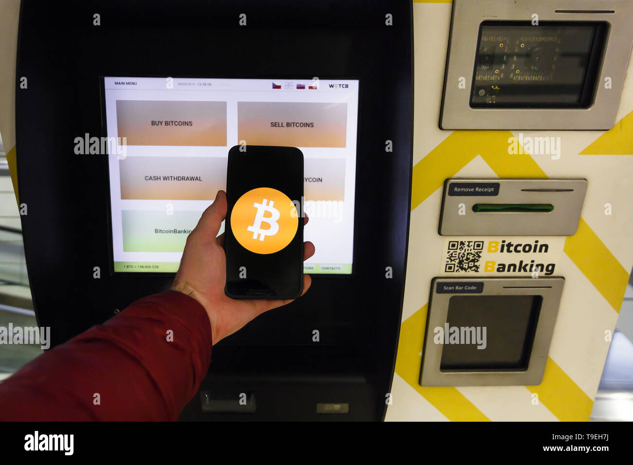 Prag, Tschechische Republik - 18. Mai 2019: Bitcoin ATM Maschine für den  Kauf und Verkauf von cryptocurrency. Männliche verkauft Bitcoins von ATM  mit Smartphone, Prag Stockfotografie - Alamy