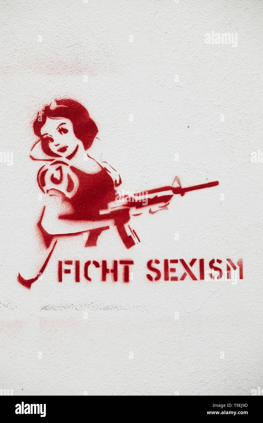 Nicosia, Zypern - 25. Januar 2019: Sexismus - städtische Schablonengraffiti Kampf in Nikosia Stockfoto