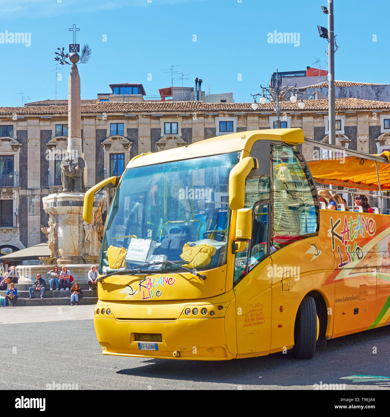 Catania, Italien - 16. März 2019: Hop on-Hop off-Bus an der Piazza del Duomo, in der Nähe von Fontana dell Elefante in Catania. Stockfoto