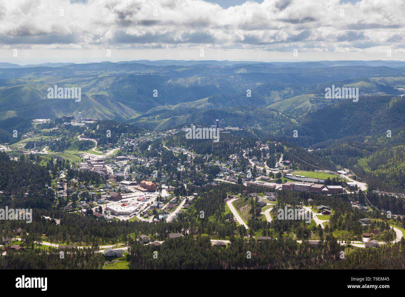 Ein Luftbild der Stadt führen, South Dakota mit den Rolling schwarzen Hügel in der Ferne. Stockfoto