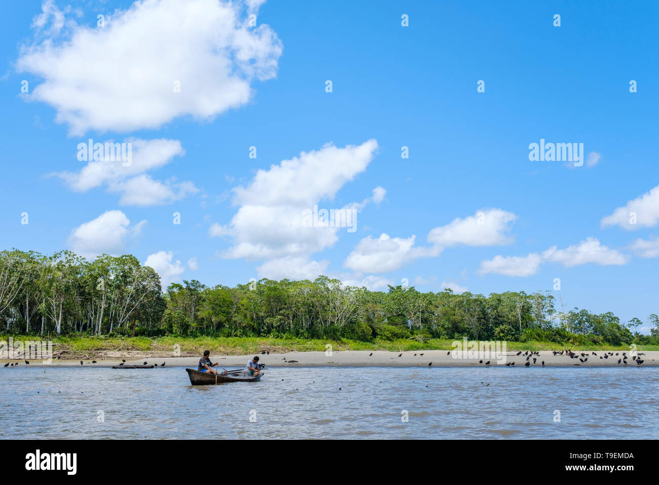 Fischer auf einer hölzernen Boot auf peruanischen Amazonas Fluss in der Nähe von Iquitos, Loreto Abteilung, Peru Stockfoto