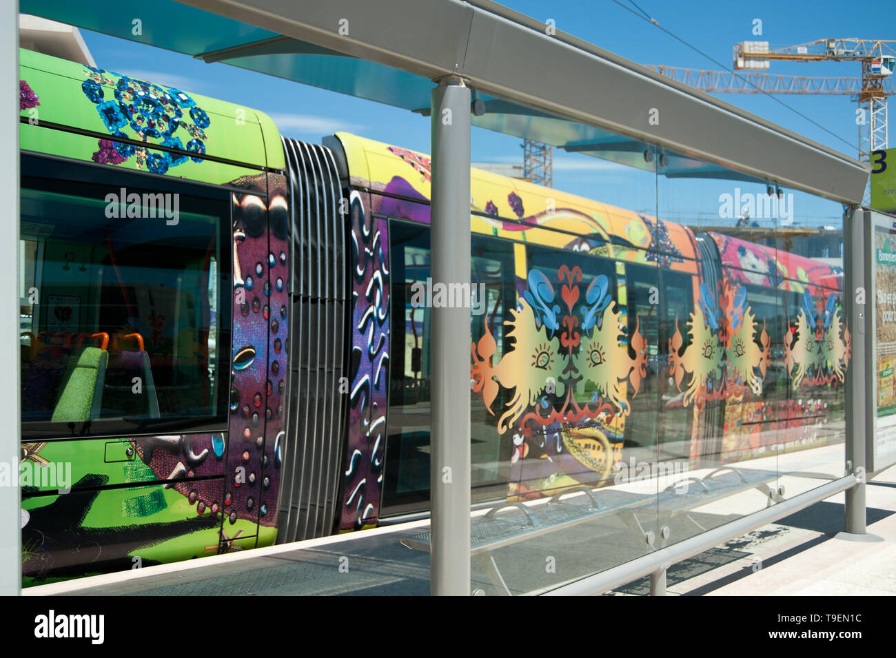 Montpellier, moderne Straßenbahn Linie 3, Fahrzeugdesign von Christian Lacroix - Montpellier, moderne Straßenbahn Linie 3, Design von Christian Lacroix, Montpellier Stockfoto