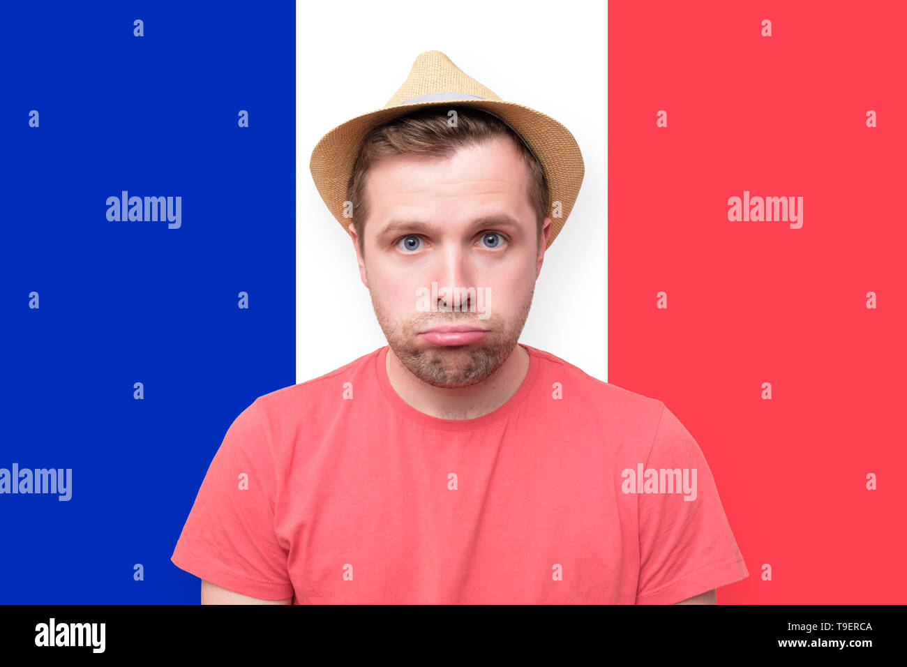 Traurig touristische Mann auf französische Flagge Hintergrund Stockfoto