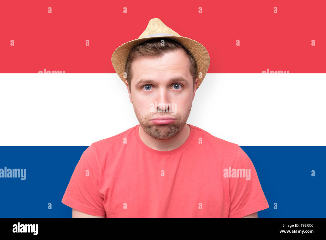 Traurig touristische Mann auf der niederländischen Flagge Hintergrund Stockfoto
