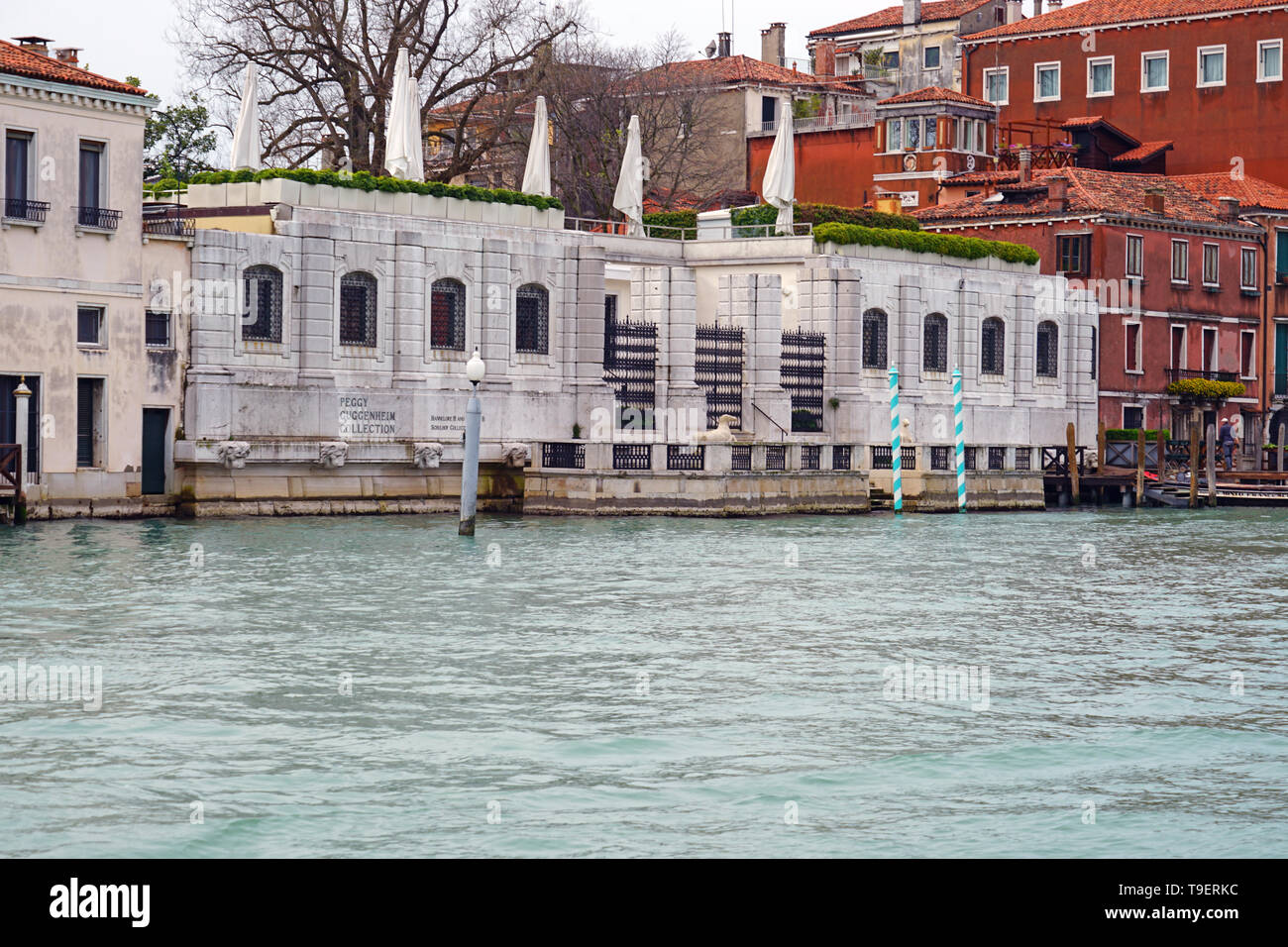 Venedig, Italien - 9 Apr 2019 - Ansicht der Peggy Guggenheim Collection, ein Museum für Moderne Kunst im Palazzo Venier dei Leoni befindet sich am Grand Canal in V Stockfoto