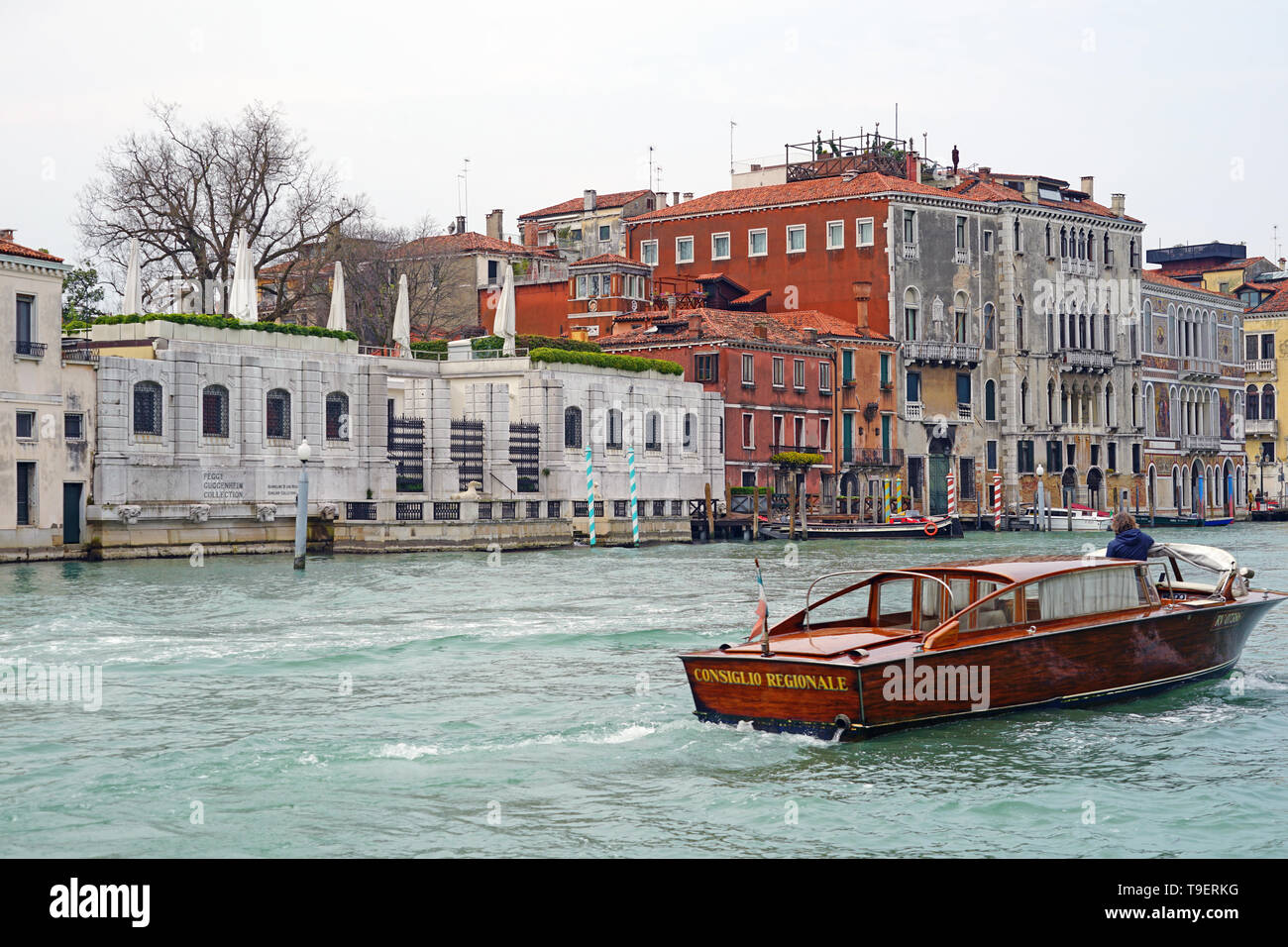Venedig, Italien - 9 Apr 2019 - Ansicht der Peggy Guggenheim Collection, ein Museum für Moderne Kunst im Palazzo Venier dei Leoni befindet sich am Grand Canal in V Stockfoto