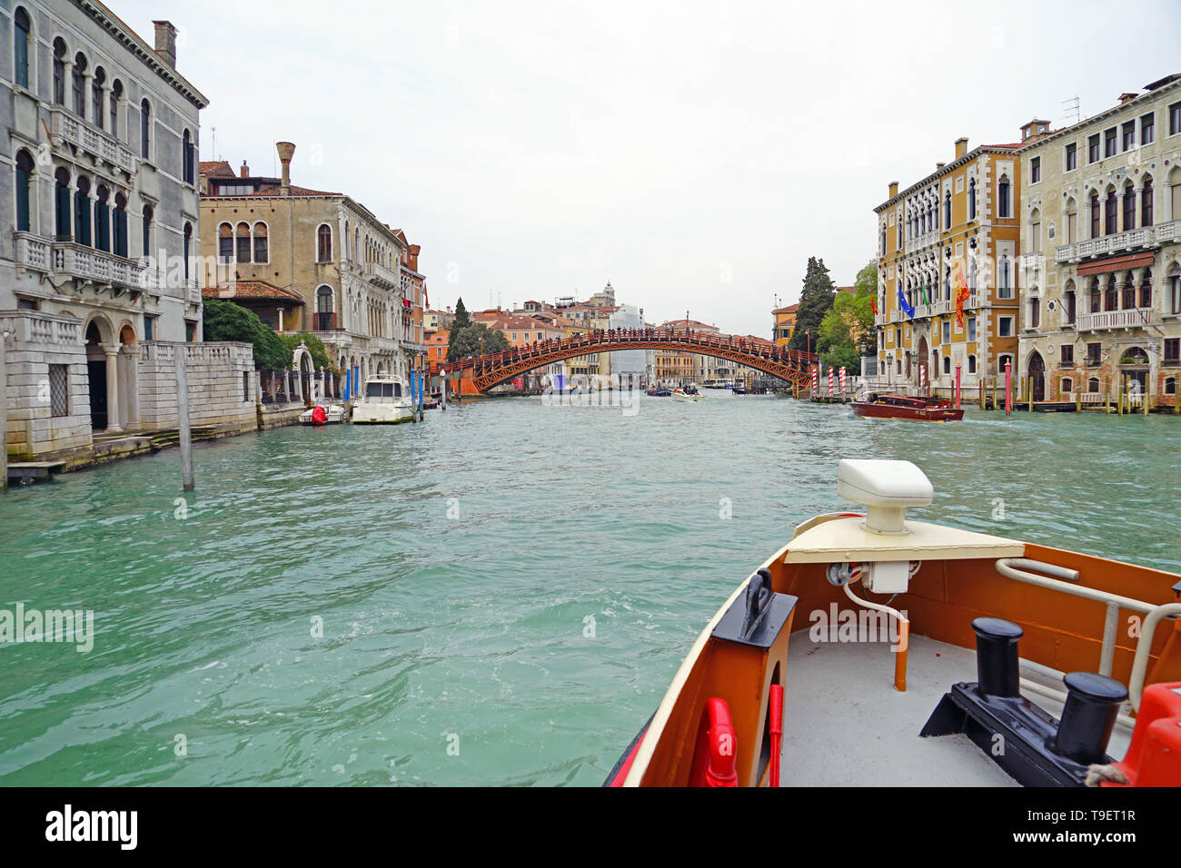 Venedig, Italien - 8 Apr 2019 - Blick auf das Wahrzeichen der Ponte dell'Accademia Brücke über den Canal Grande in Venedig. Stockfoto