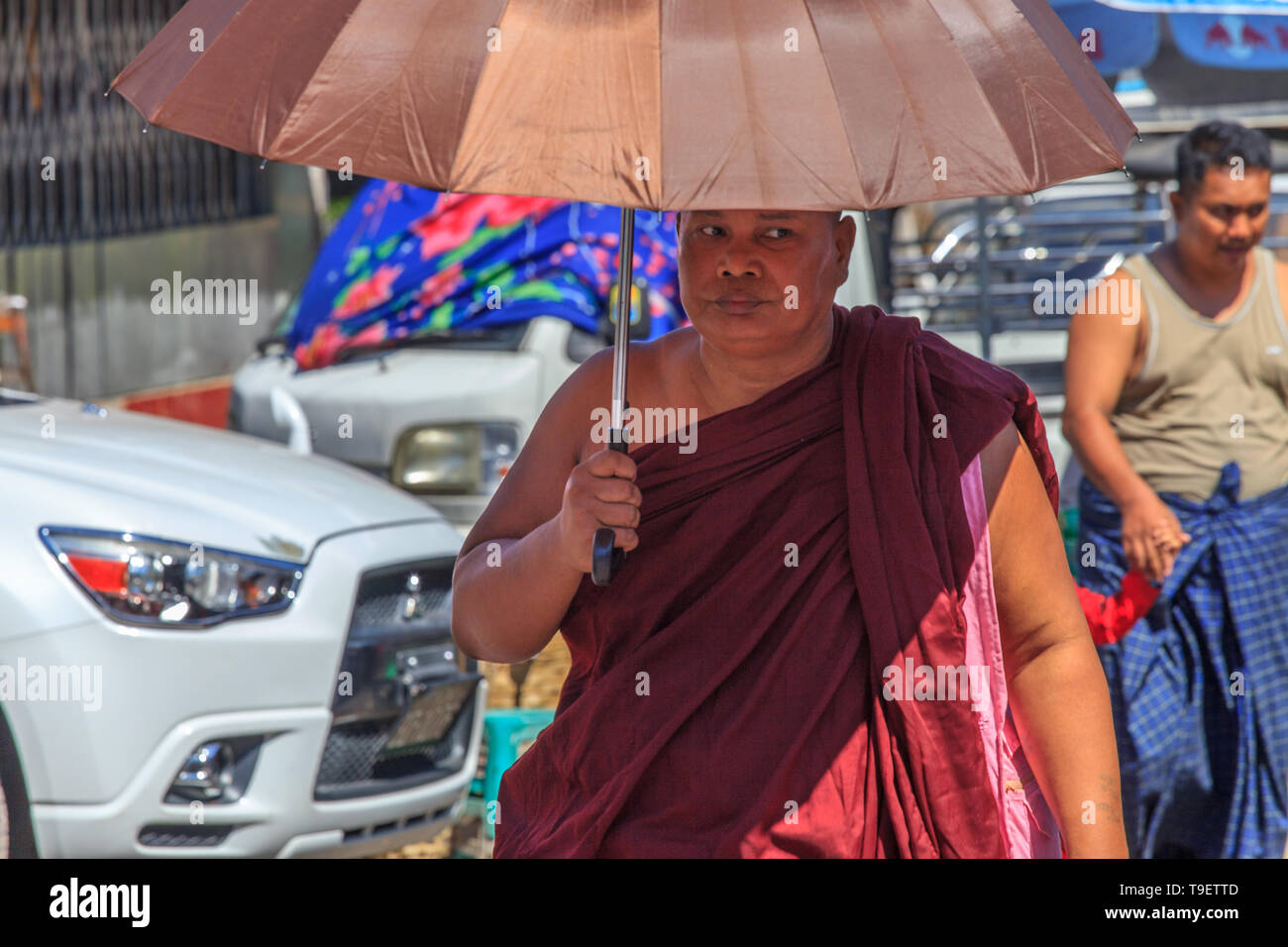 Ein Mönch in der Nähe der Shwedagon Pagode in Yangon Stockfoto