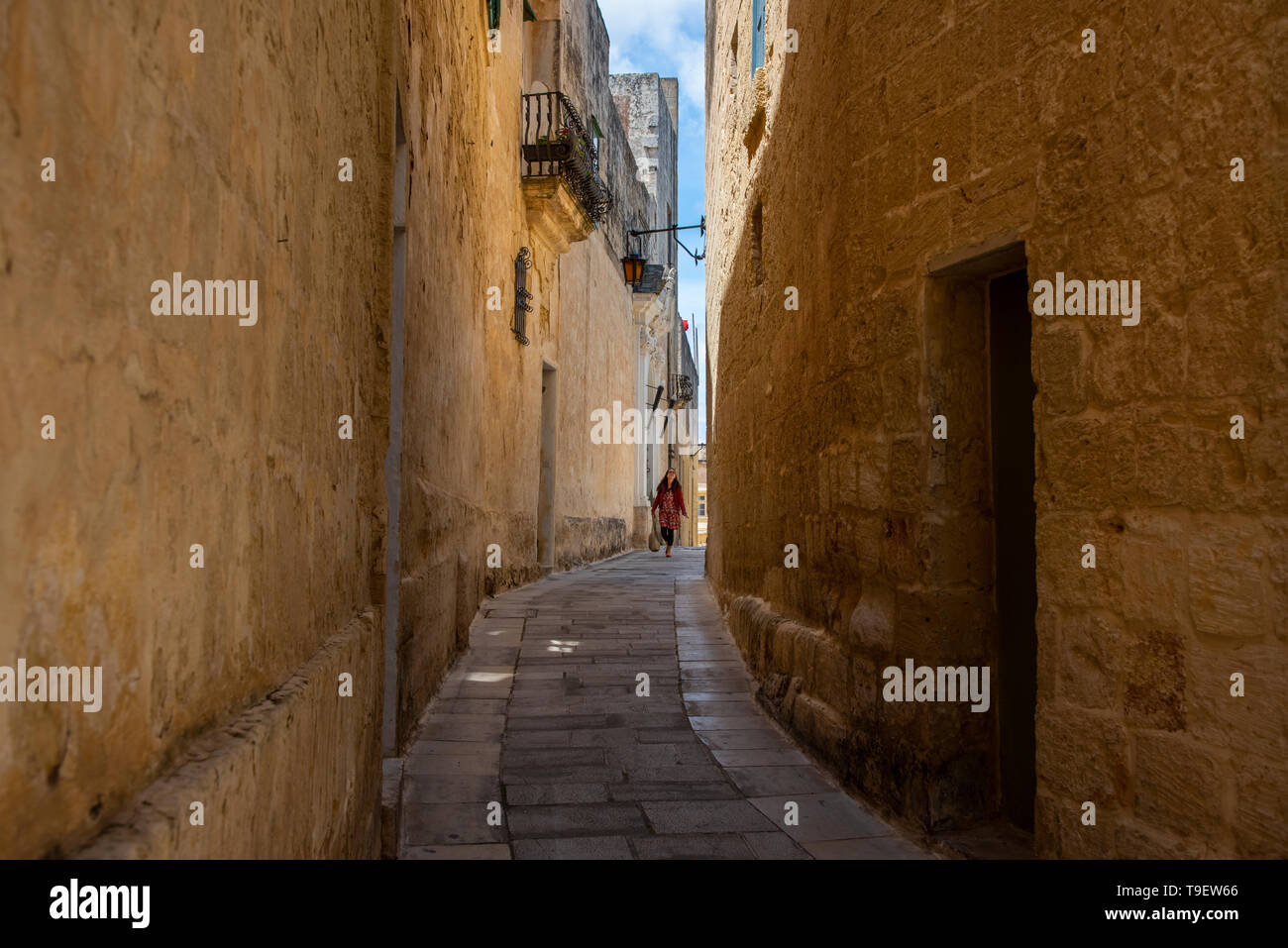 Europa, Malta, Mdina. Typische historische Gasse mit Kalkstein Gebäuden gesäumt. Stockfoto
