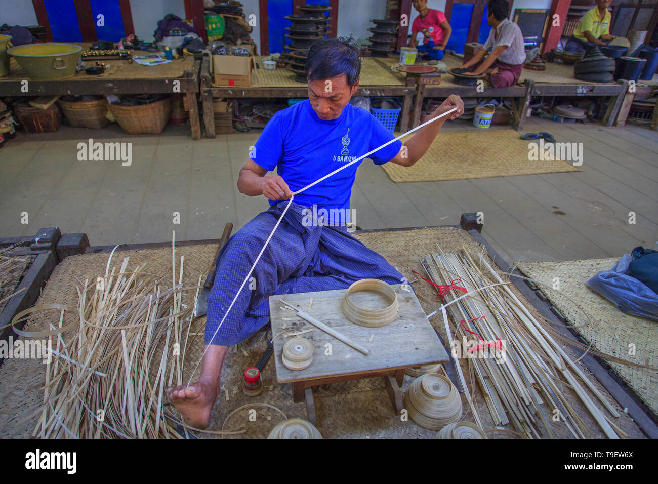 Handwerker Herstellung palm Körbe für die anschließende Lackierung Stockfoto