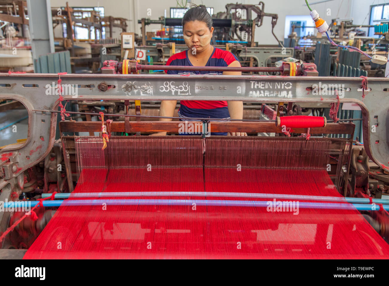 Die jungen burmesischen Frauen am Webstuhl arbeiten Stockfoto
