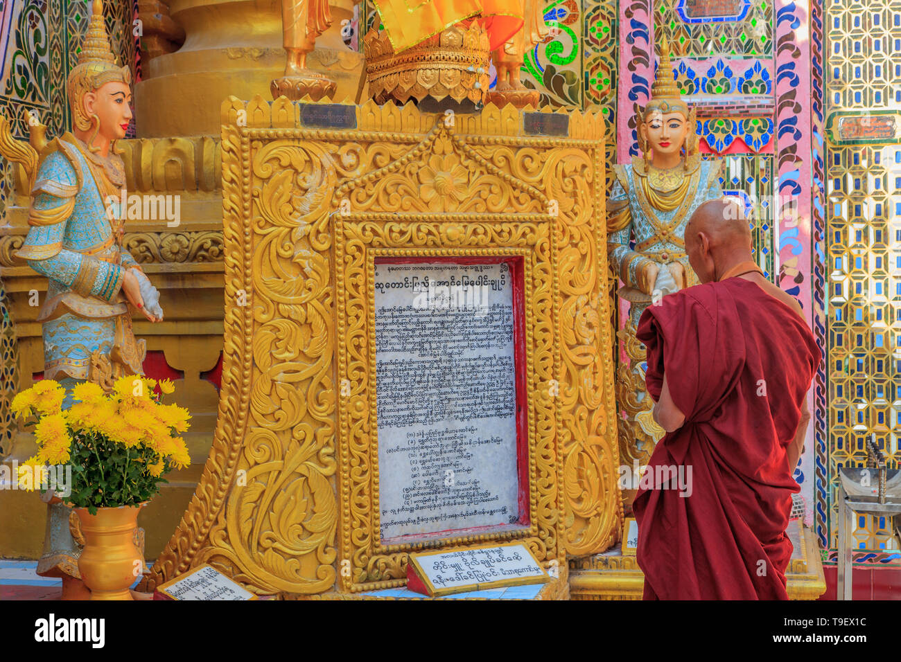 Mönch lesen eine Inschrift in der Su Taung Pyae Pagode in Mandalay Stockfoto