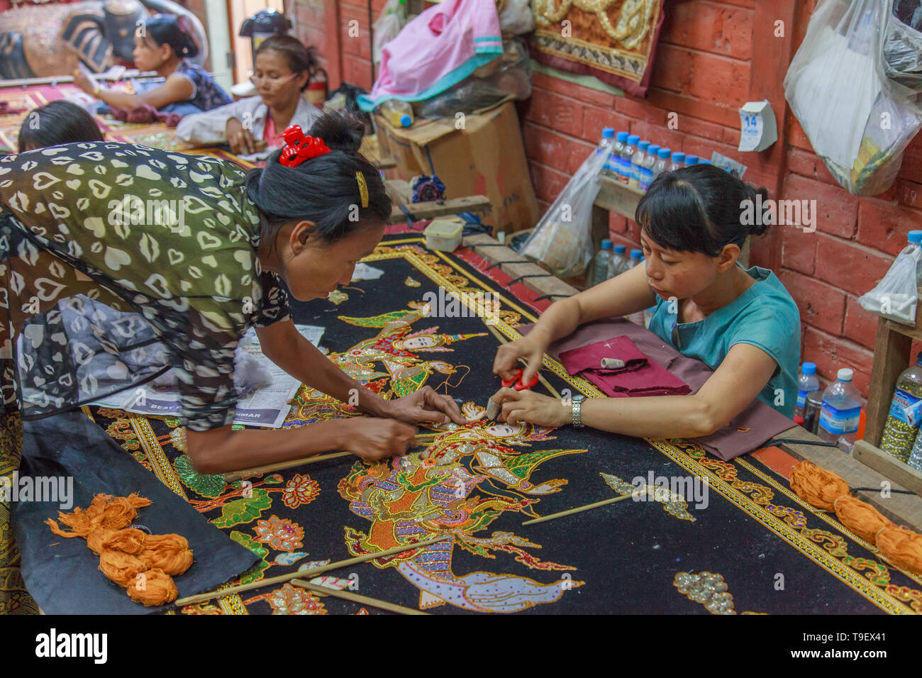 Kalaga Dekorateure arbeiten in einem Handwerk workshop Stockfoto