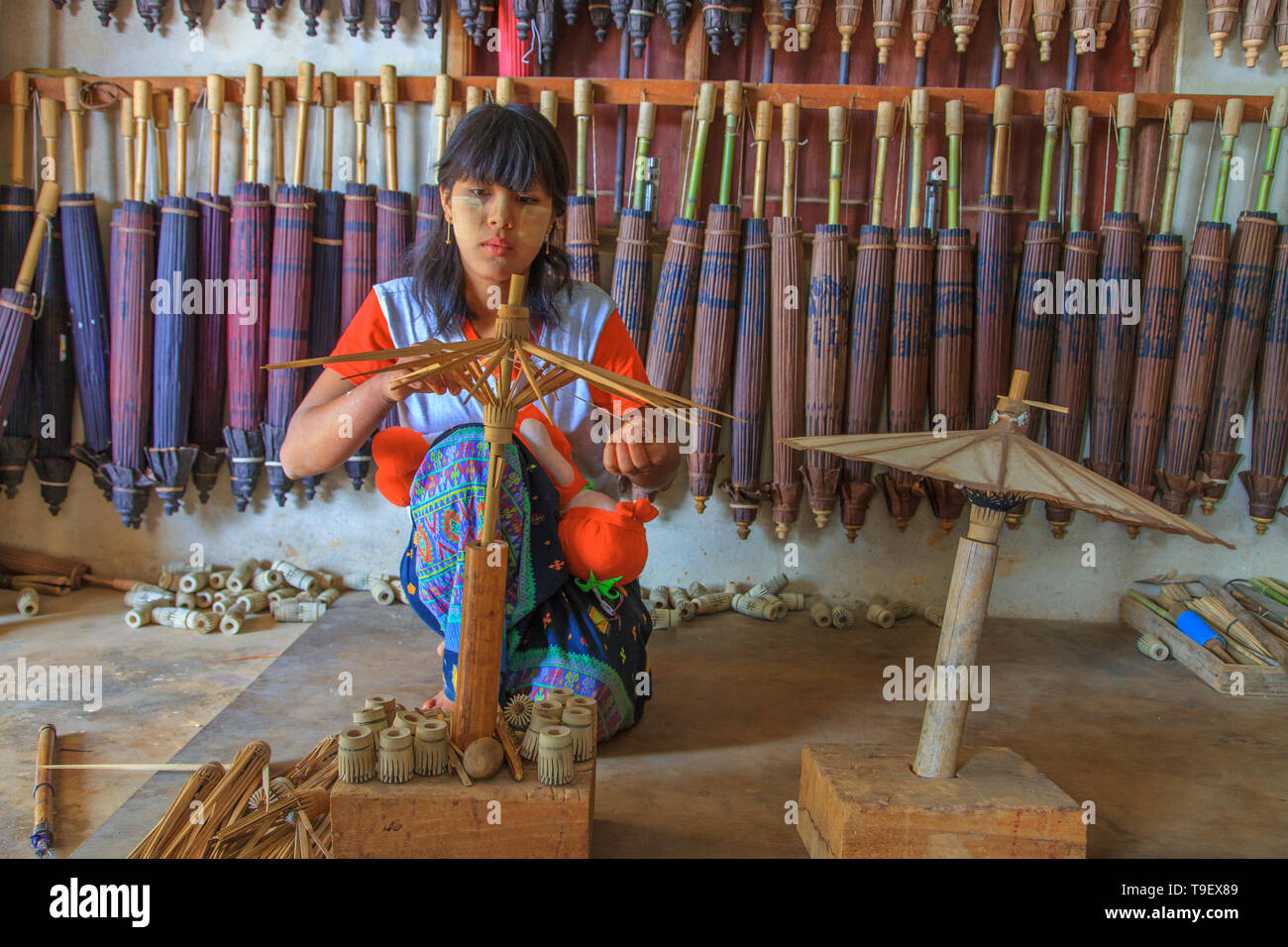 Junge Handwerker baut eine typische Sonnenschirm Regenschirm (Myanmar) Stockfoto