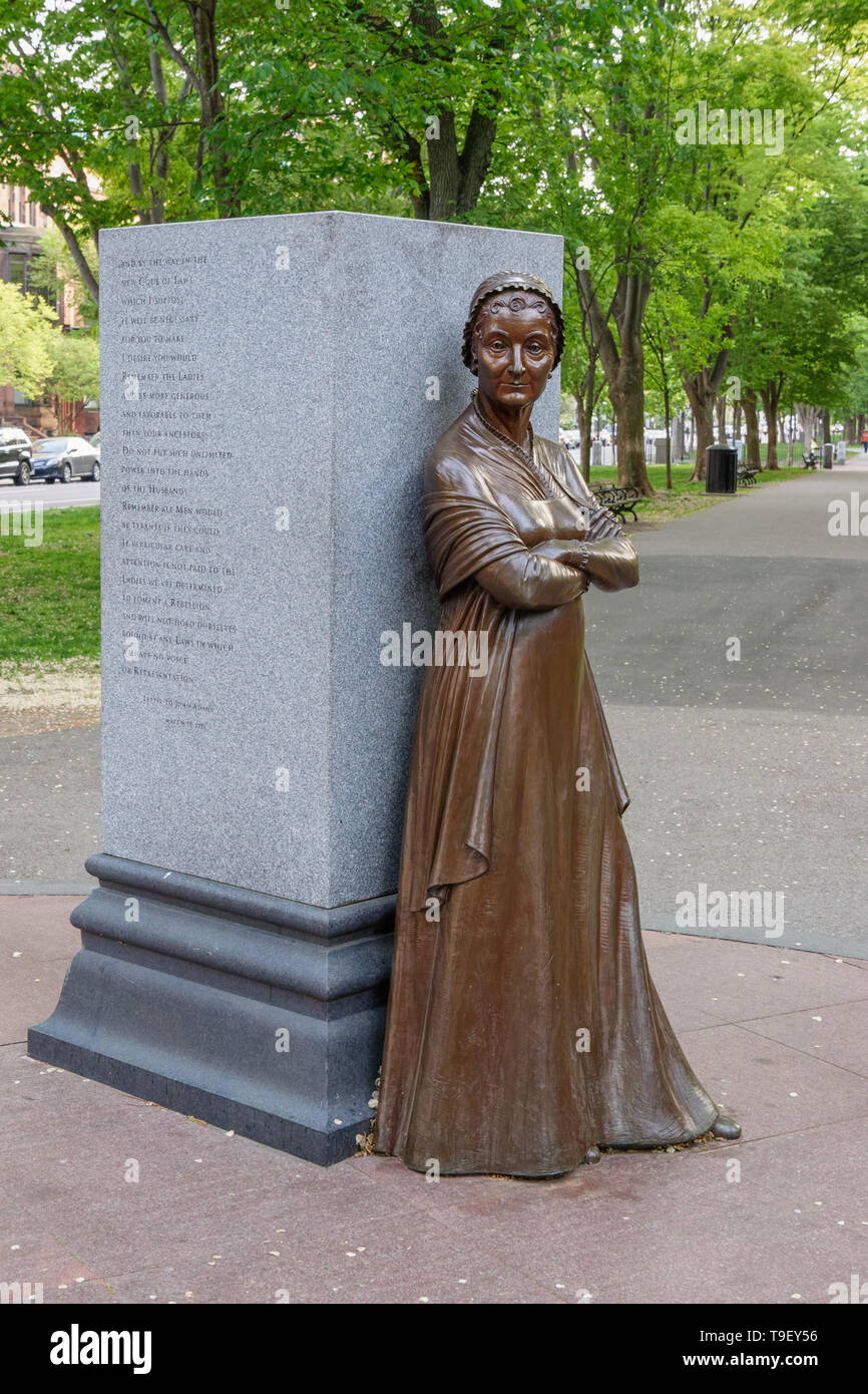Boston, MA - 18. Mai 2015: Das in der Nähe der Bronze Statue auf der Commonwealth Avenue zeigt Abigail Adams erste Frau an Präsident John Adams und advoca Stockfoto