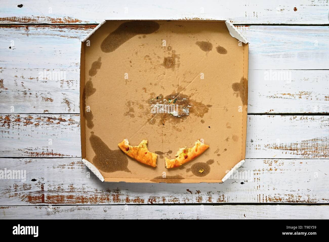 Das letzte Stück Pizza in der Box. Stockfoto