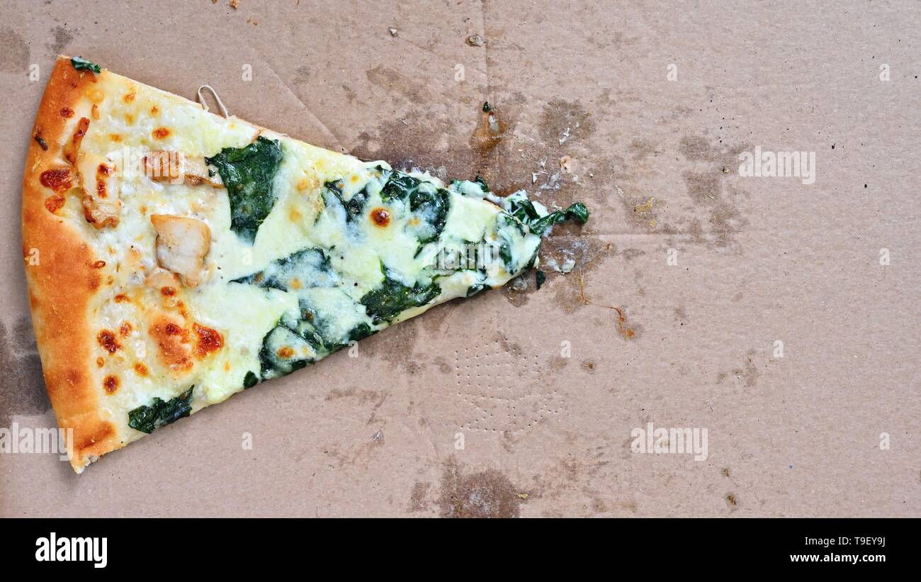 Das letzte Stück Pizza in der Box. Stockfoto