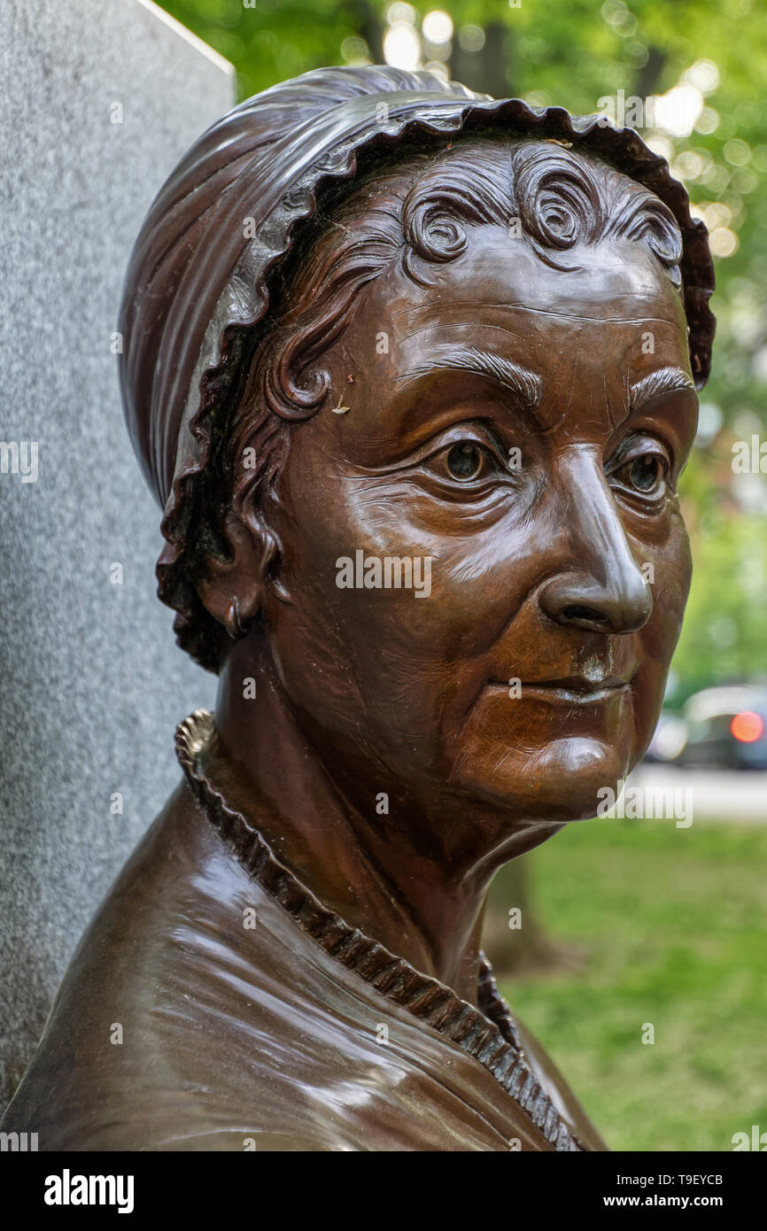 Boston, MA - 18. Mai 2015: Das in der Nähe der Bronze Statue auf der Commonwealth Avenue zeigt Abigail Adams erste Frau an Präsident John Adams und advoca Stockfoto