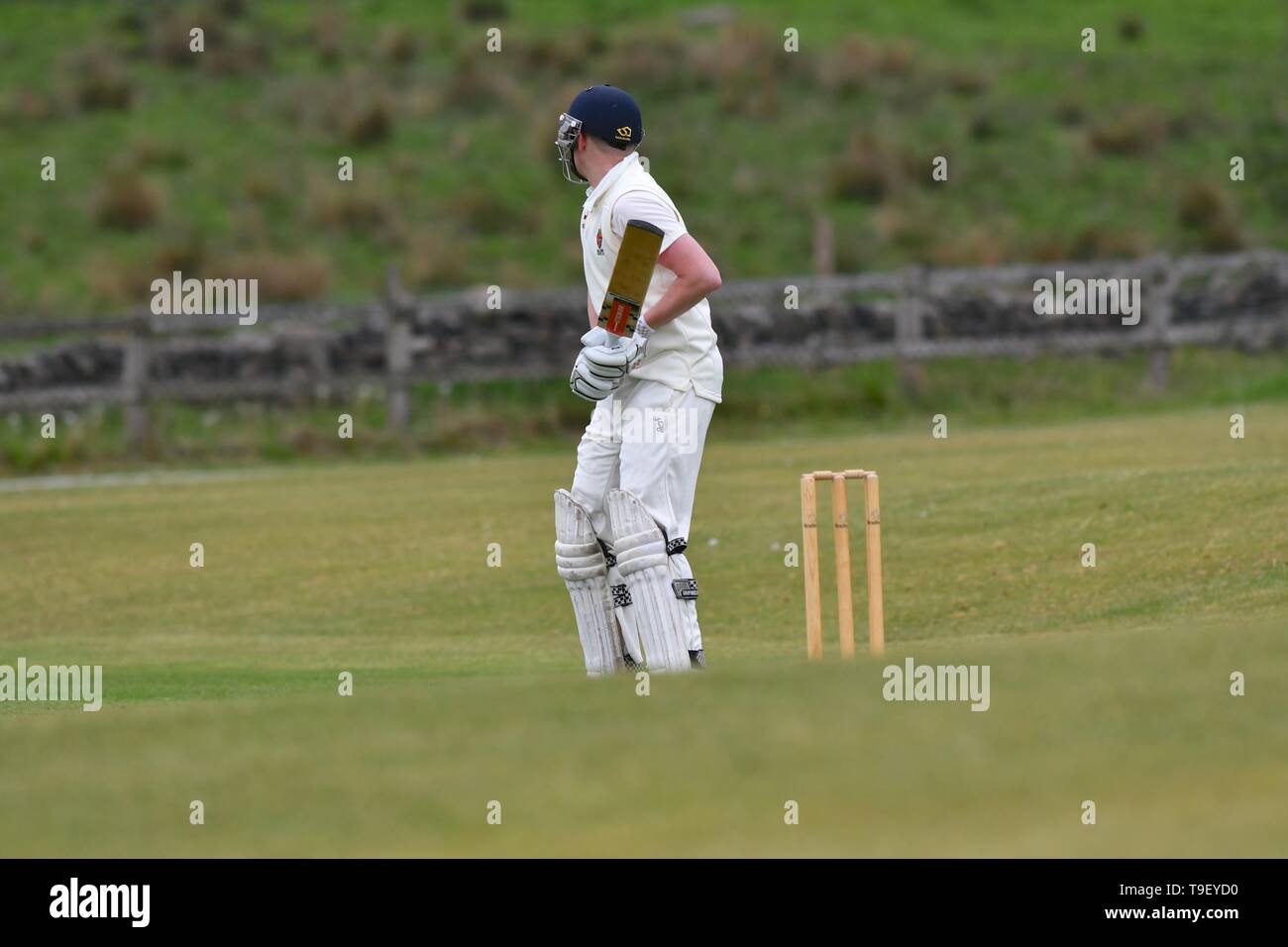 Ein batsman bereit, eine Kugel von The Derbyshire und Cheshire Cricket Liga Match zwischen Birch Vale und Thornsett, und Hazel Grove zu Gesicht. Stockfoto